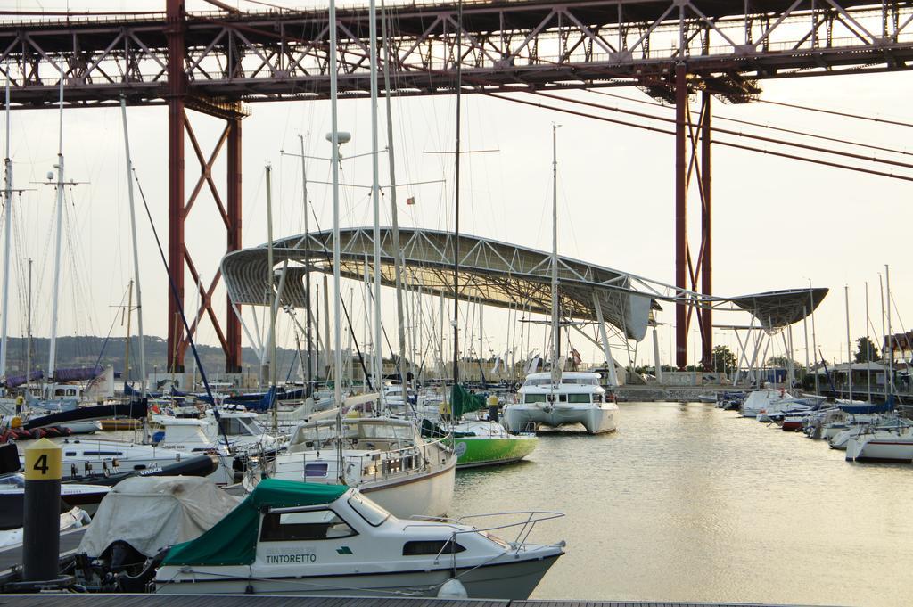 Modern Apartment Near The Bridge Lisboa Exterior foto